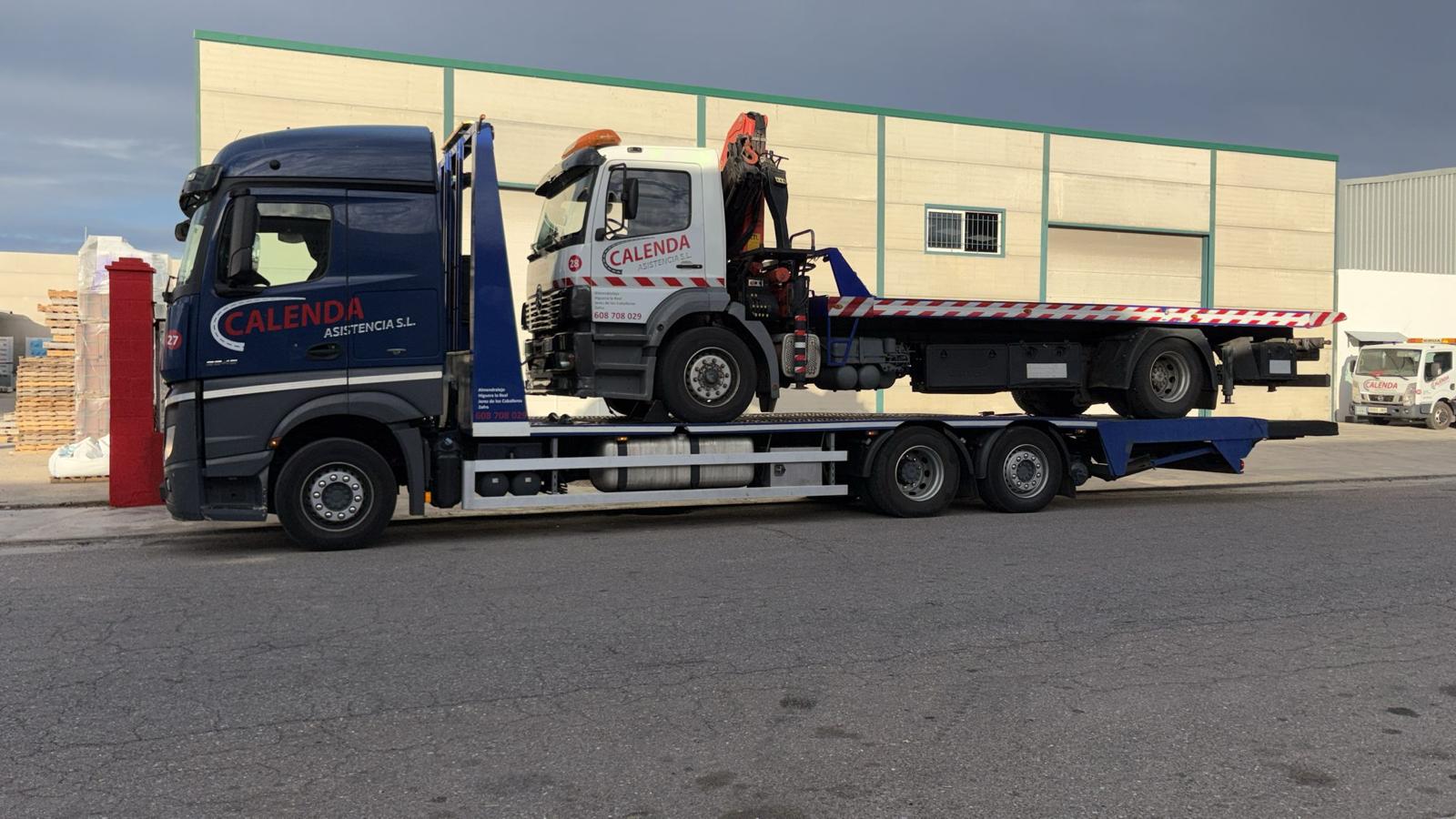 Camión plataforma de Calenda junto a una nave