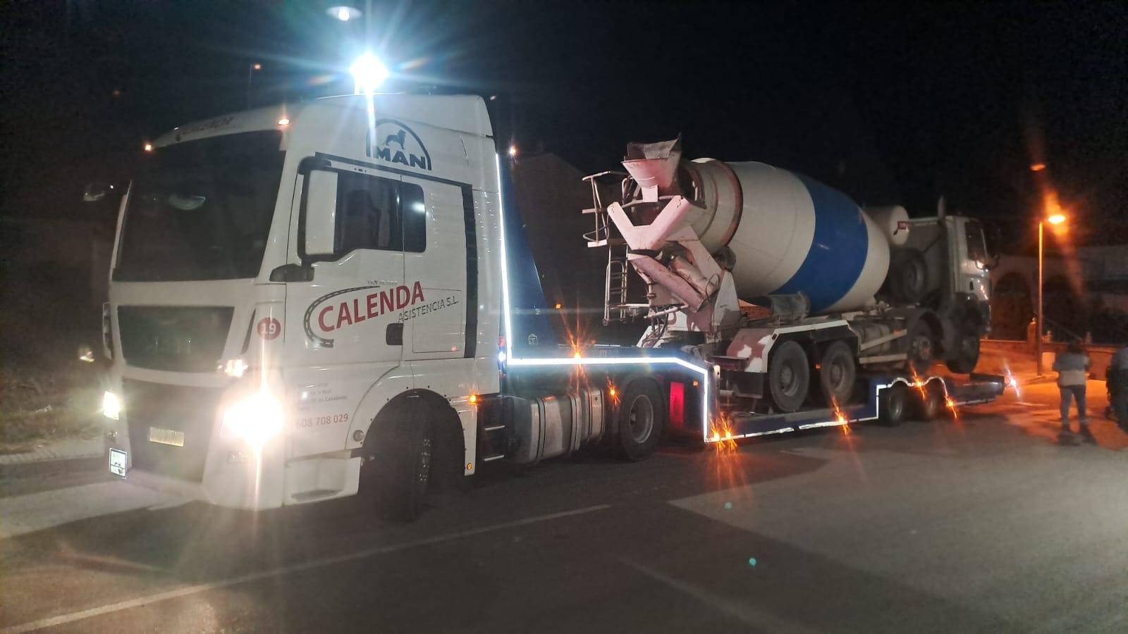 Camión de asistencia trabajando de noche