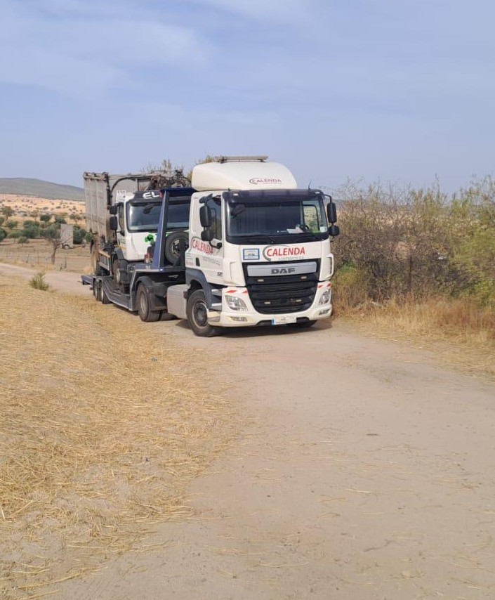 Camión de asistencia sobre terreno irregular