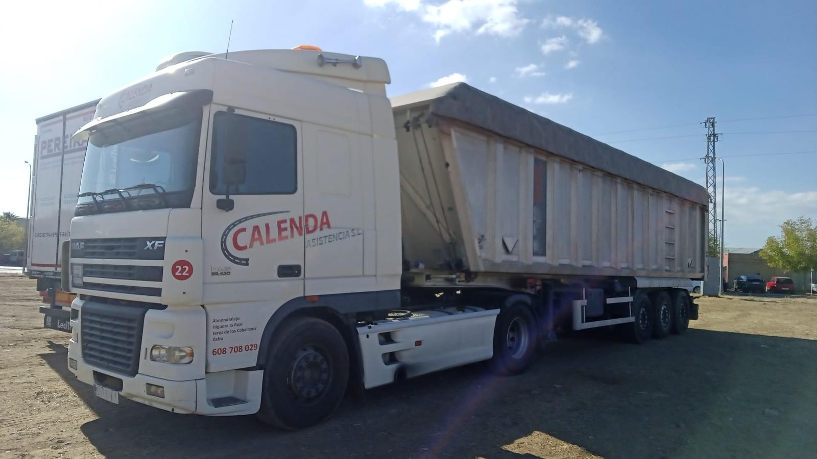Camión de Calenda estacionado con remolque industrial