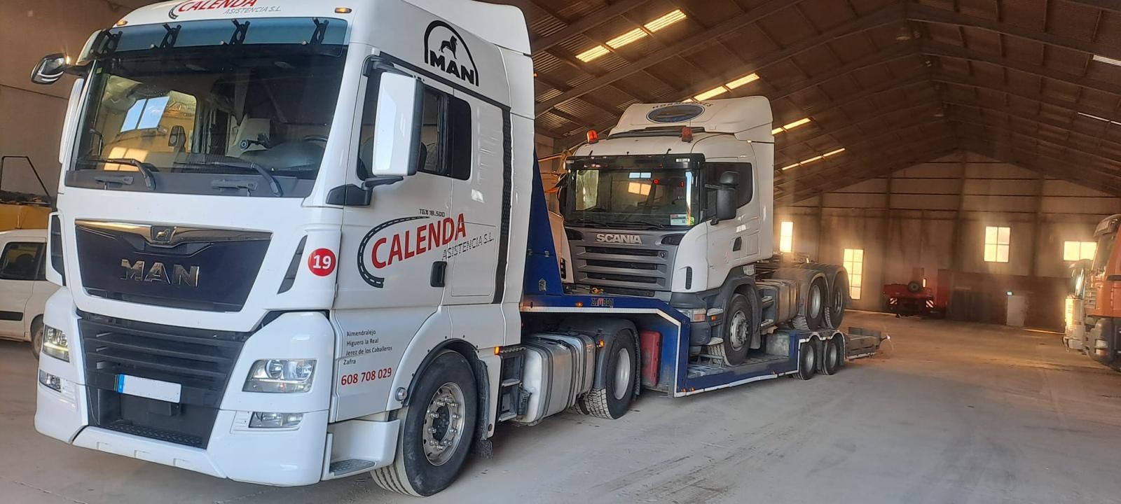 Vehículo de asistencia y remolque en una nave