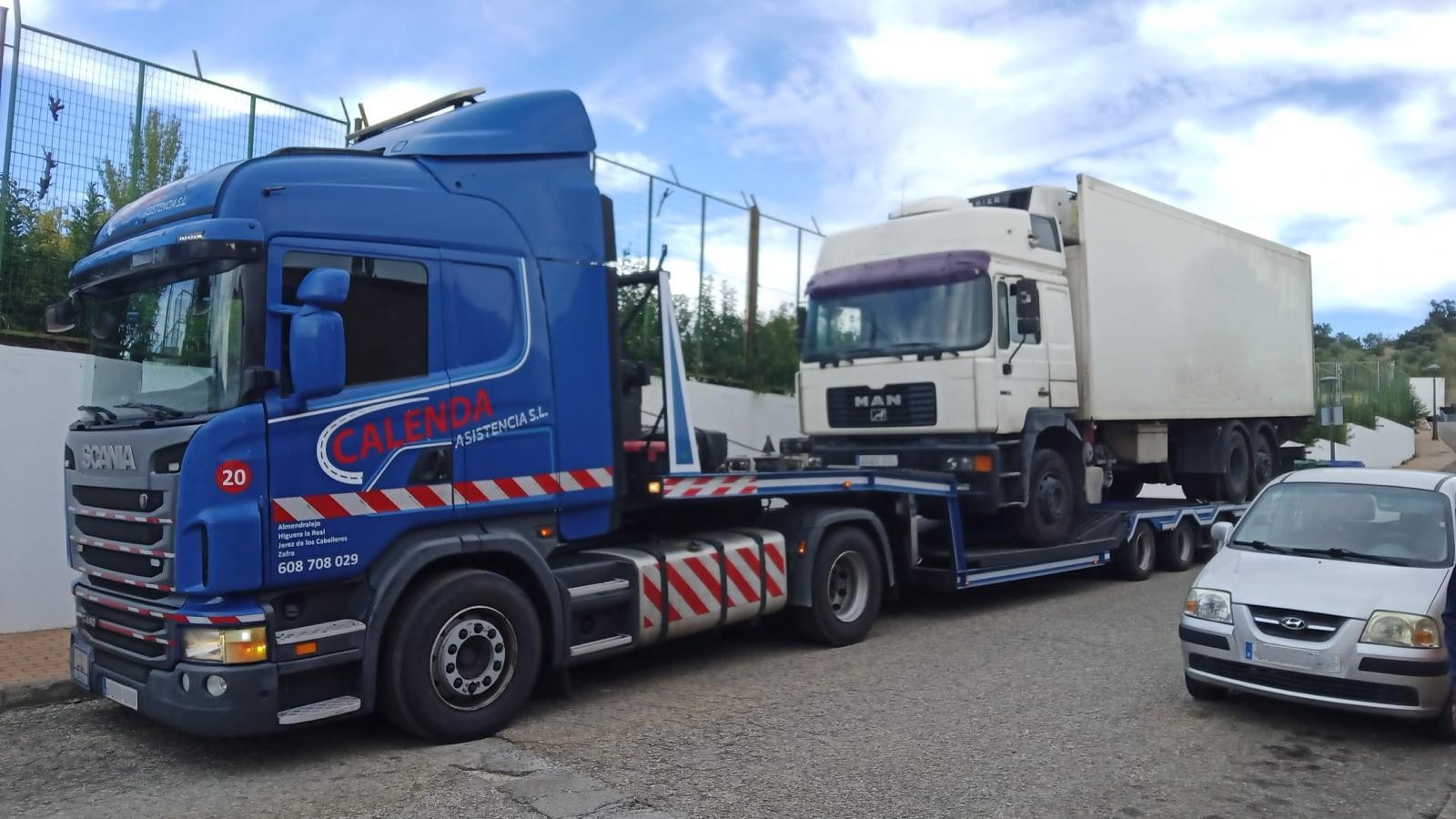 Camión azul de Calenda preparado para rescate