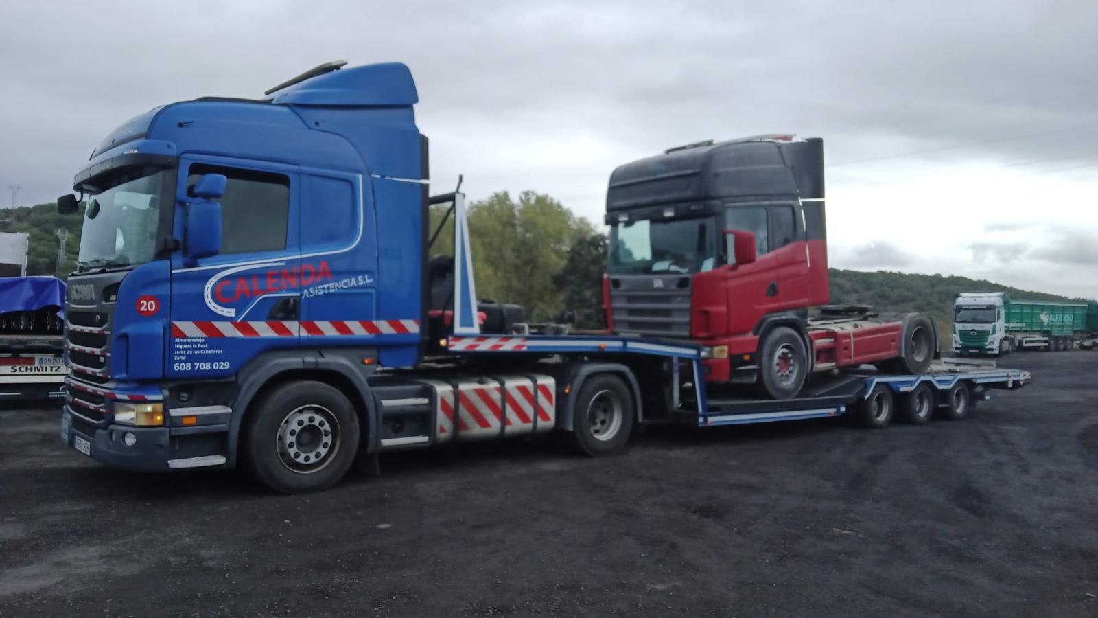 Dos vehículos pesados en maniobra de remolque