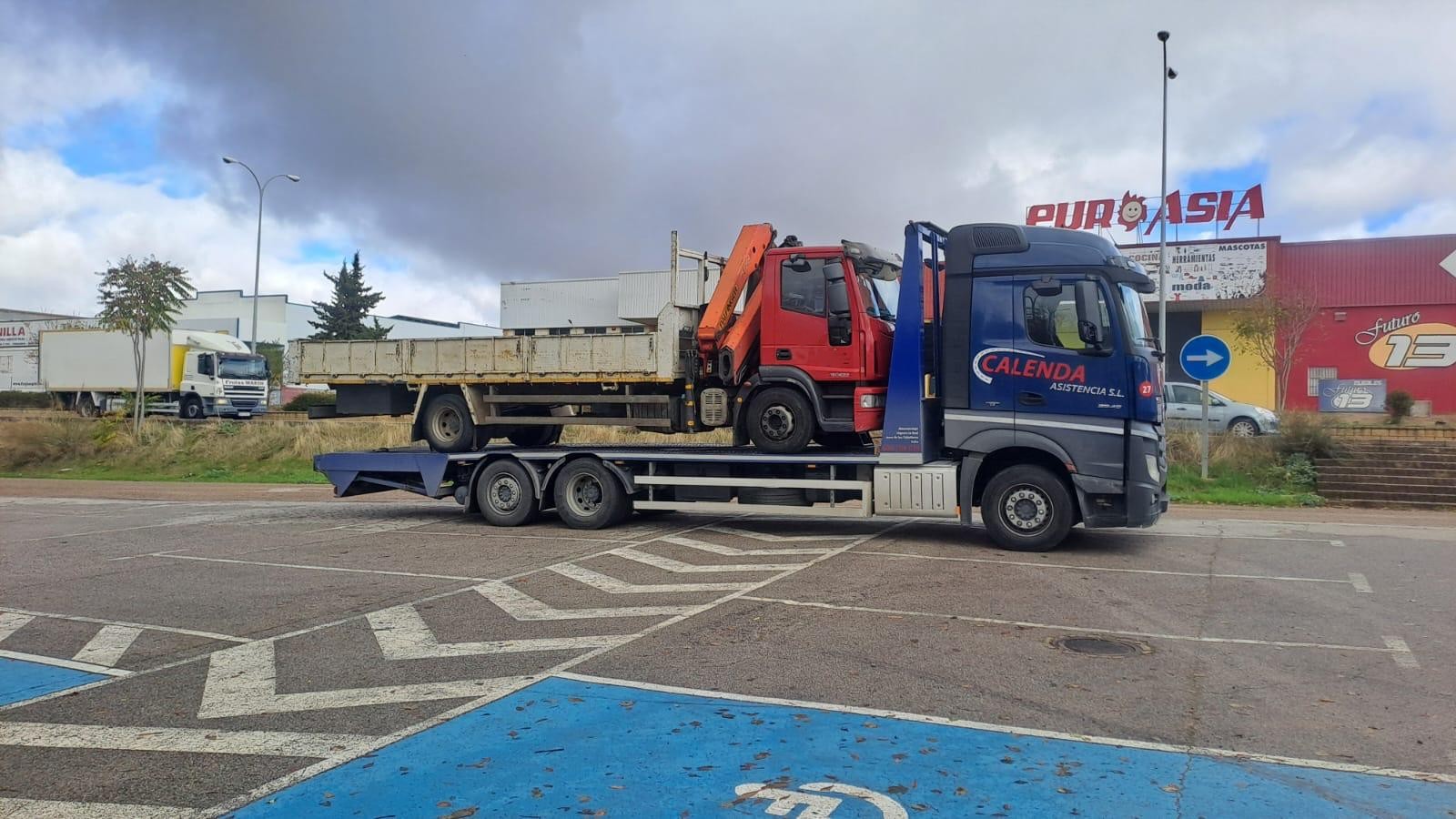 Camión grúa estacionado en un área de servicio