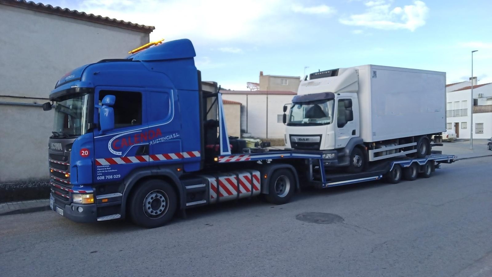 Plataforma de asistencia transportando un furgón