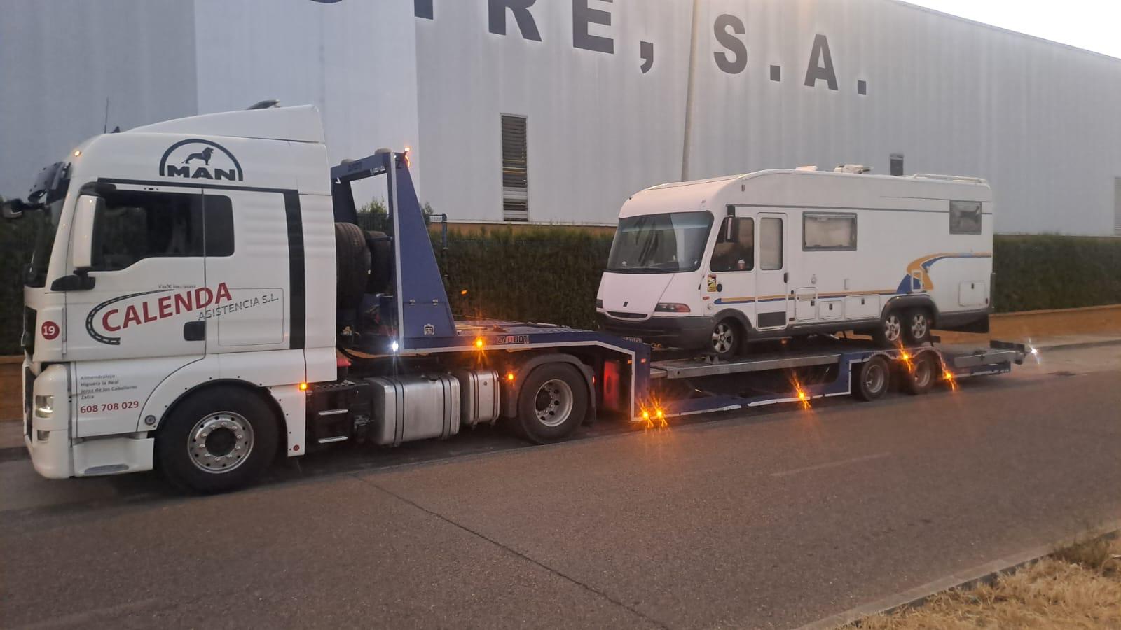 Camión de rescate con caravana