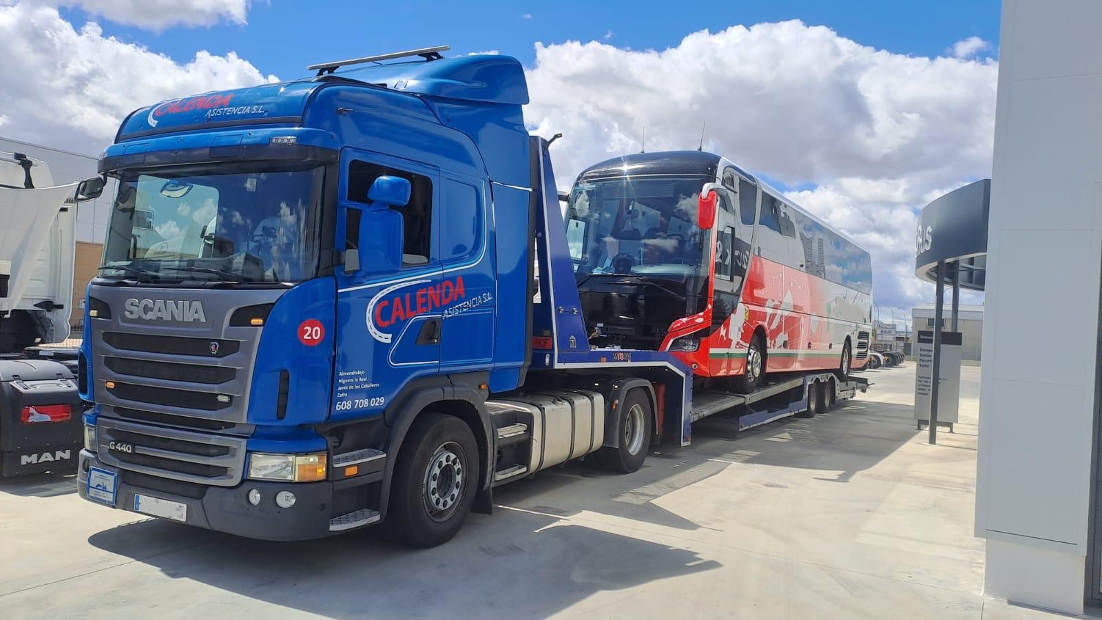 Servicio de transporte con plataforma y turismo