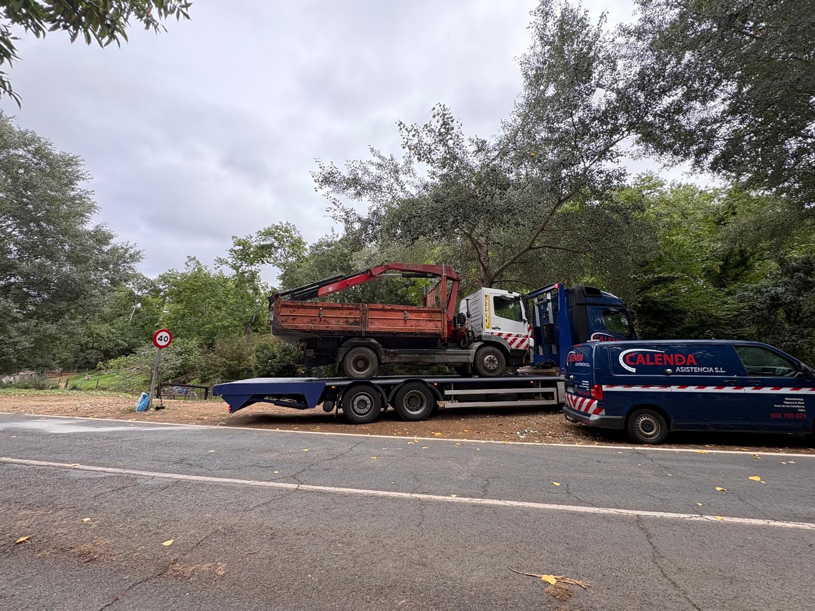 Furgón taller junto a un rescate