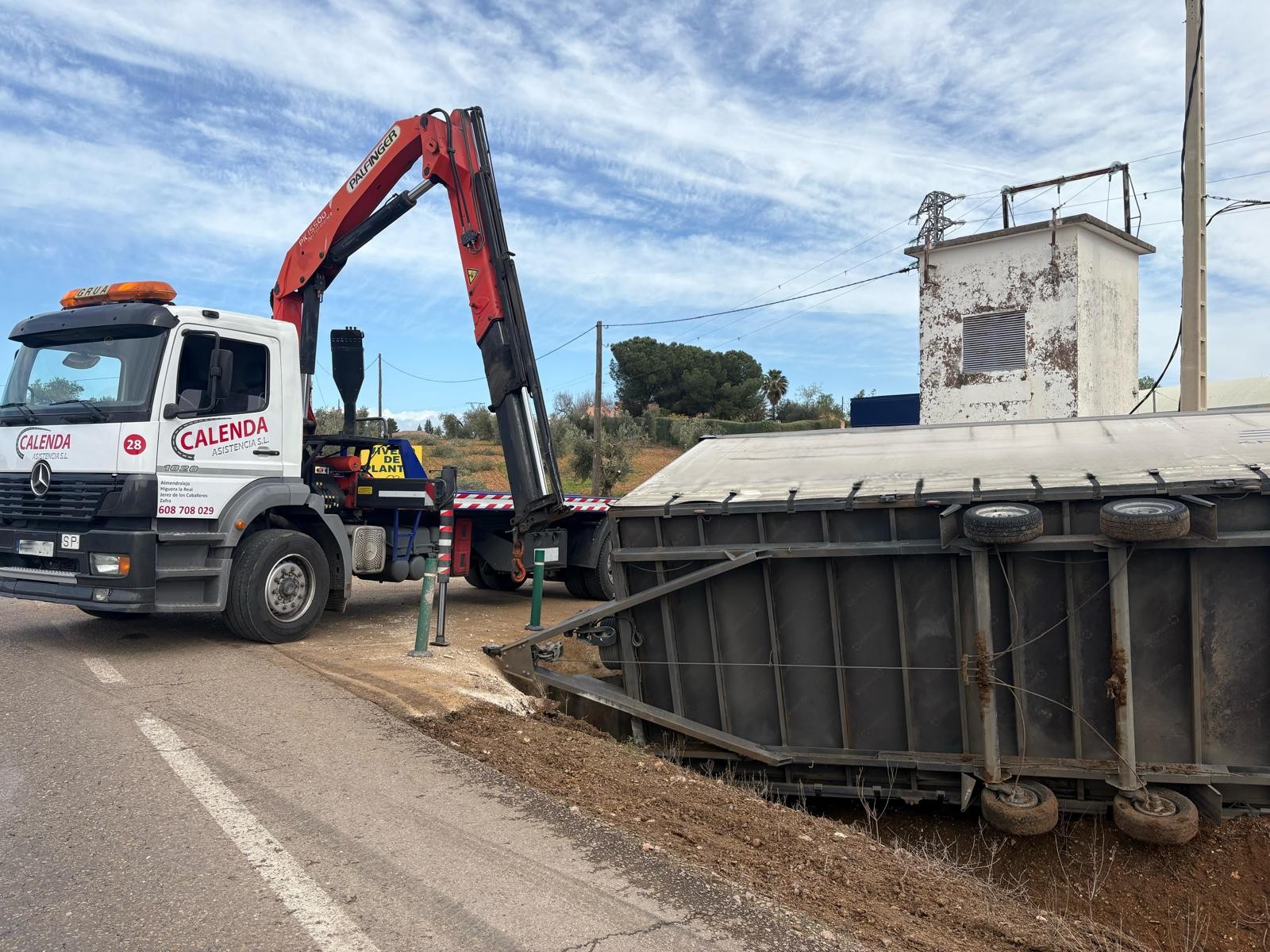 Camión pluma trabajando en maniobra de carga
