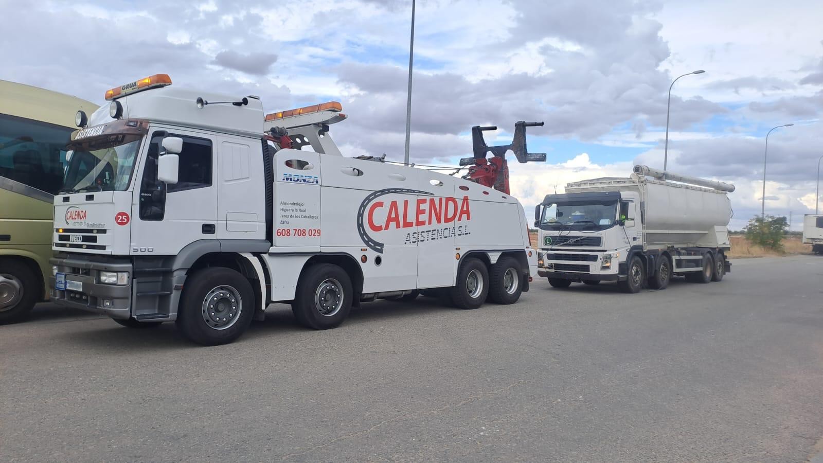 Vista lateral del remolcador de Calenda Asistencia
