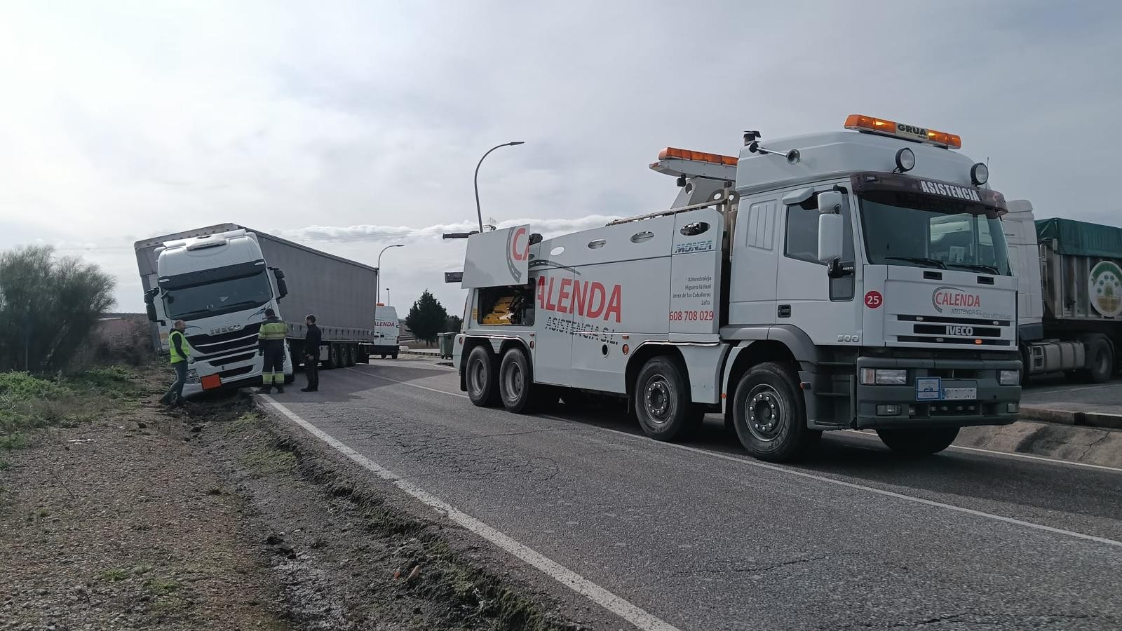 Remolcador actuando sobre un camión