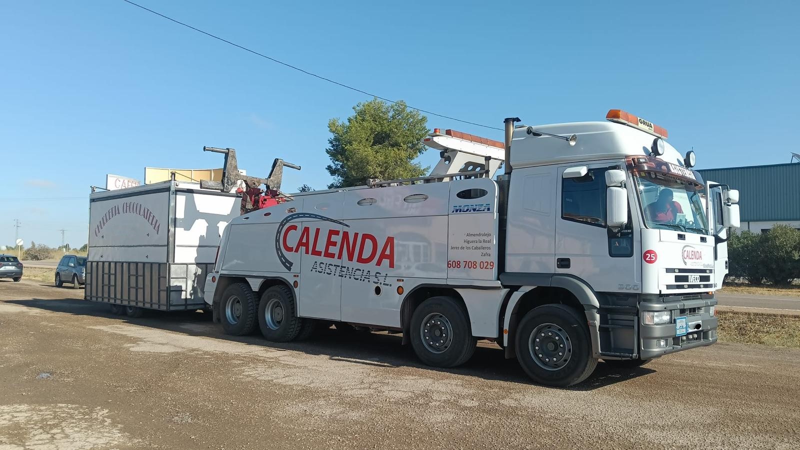 Remolcador pesado junto a una carga industrial