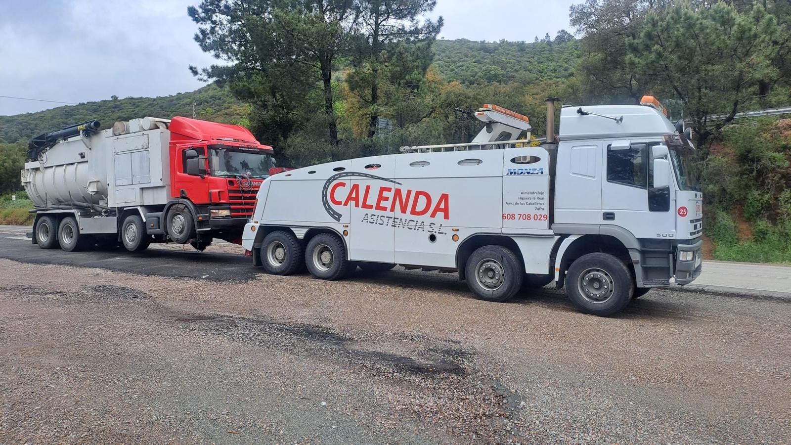 Remolcador con un camión asistido