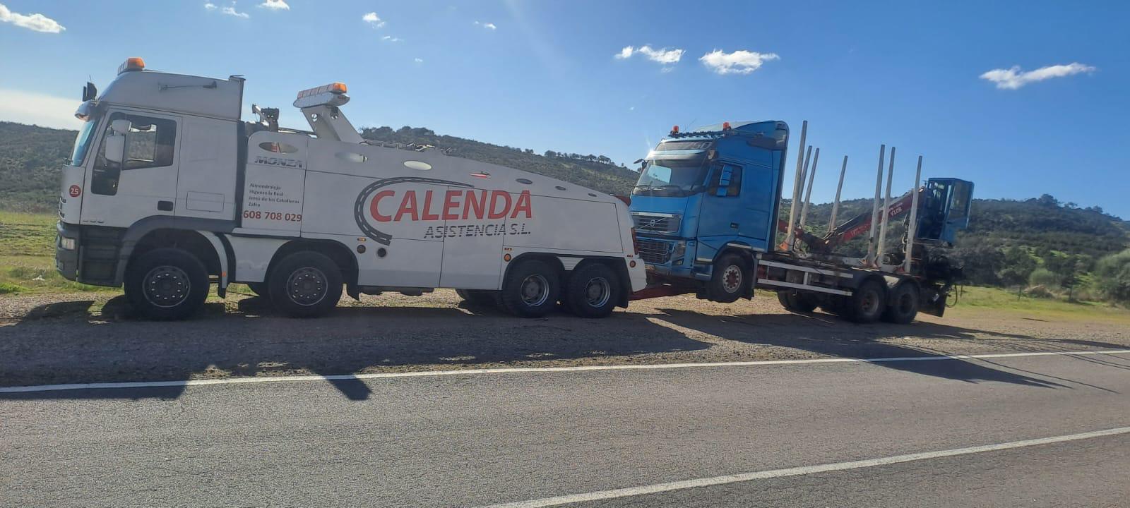 Remolcador trabajando con una plataforma de gran tonelaje