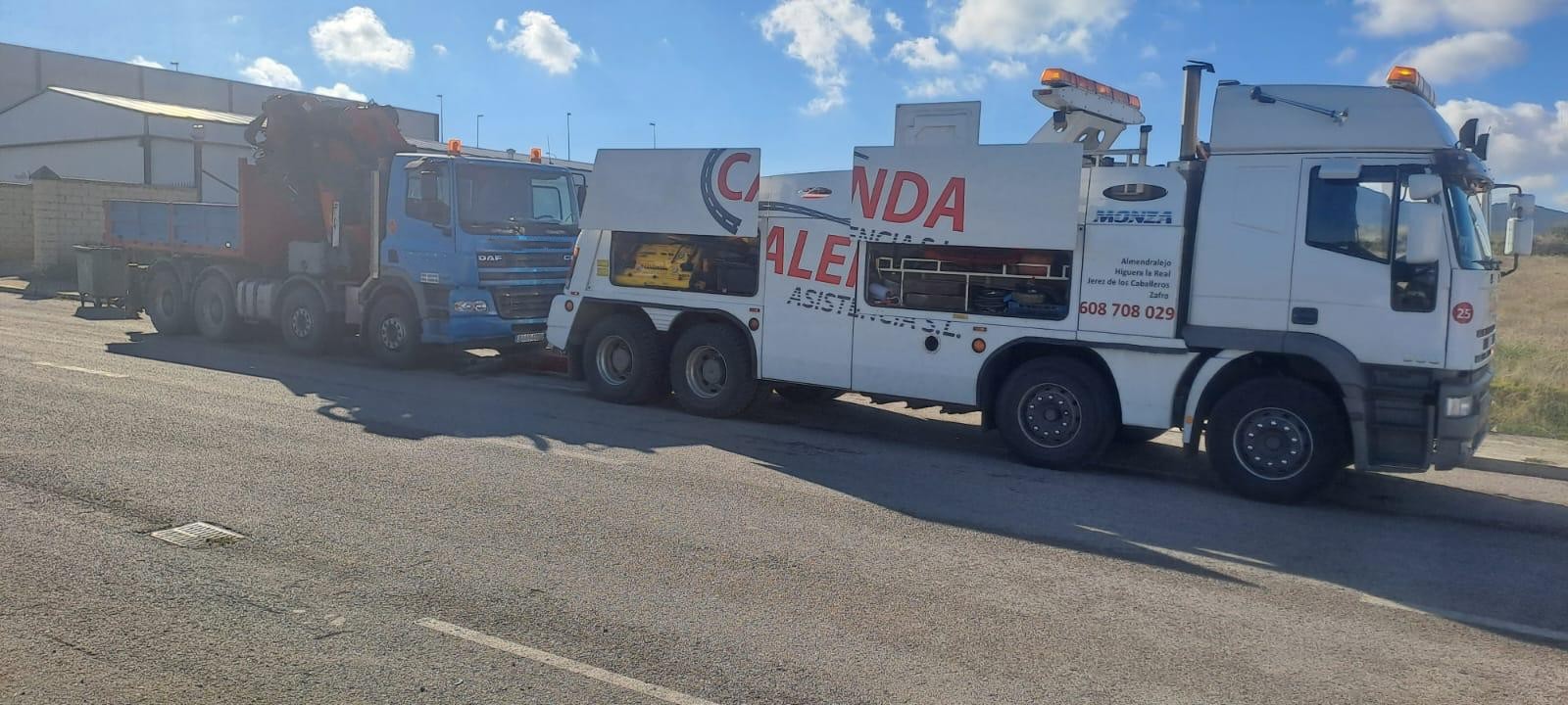 Remolcador y camión averiado en una maniobra